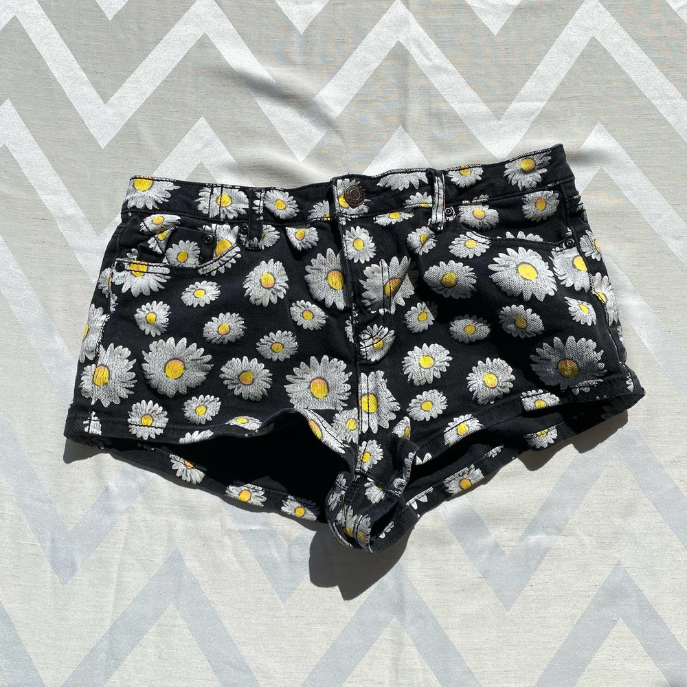 Rue 21 daisy shorts